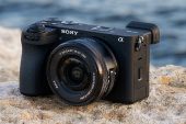 Sony Şimdiye Kadarki En Gelişmiş APS-C Kamerası A6700'ü ve Çok Yönlü Kompakt Shotgun Mikrofon ECM-M1'yi Kullanıcılarla Buluşturuyor.