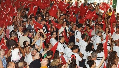 30 Ağustos Zafer Bayramı'nda Karşıyaka, gelincik tarlasına döndü