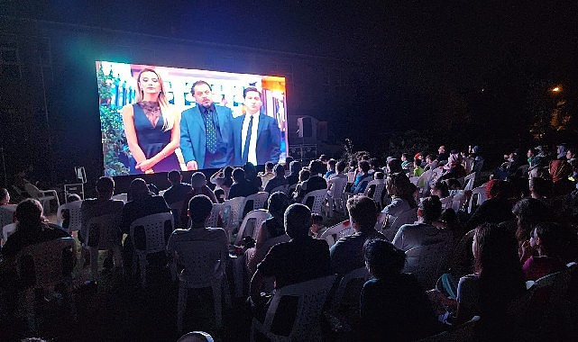 Açık havada sinema keyfi Gölcük'te bir başka güzel