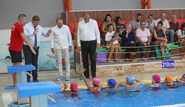 Başkan Tugay, “ayda 1100 çocuğumuza yüzme öğretiyoruz"