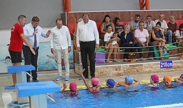 Başkan Tugay, “ayda 1100 çocuğumuza yüzme öğretiyoruz"