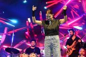 Ebru Yaşar'dan Büyüleyici Sahne Performansı: Hastalığa İnat!