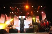Emre Altuğ'un Coşkulu Performansı ile Festival Maratonu Başladı
