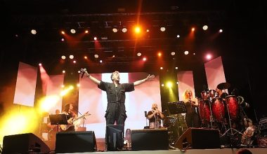 Emre Altuğ'un Coşkulu Performansı ile Festival Maratonu Başladı