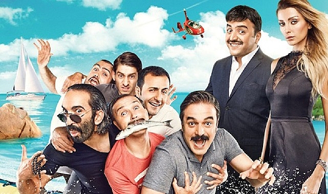 Gölcük'te açık havada sinema keyfi “Geniş Aile 2: Her Türlü” ile devam ediyor