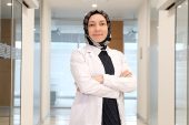Lip Repositioning işlemi dudakların fazla yukarı çıkmasını engeller