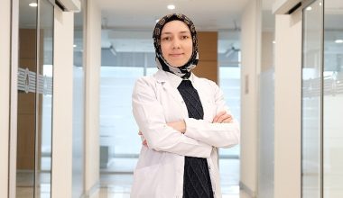 Lip Repositioning işlemi dudakların fazla yukarı çıkmasını engeller