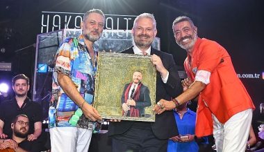 Menemen'de Hakan Altun ve Hüsnü Şenlendirici'den Zafer Konseri