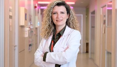 Zayıf, ince belli, uzun, renkli gözlü ve sürekli topuklu ayakkabı giyiyor. Barbie, çocuklarda fiziksel ve ruhsal sorunlara neden oluyor