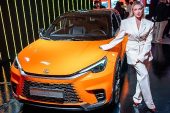 Hadise Londra'da Lexus'un Sanatsal Otoparkında LBX Cool ile Tanıştı