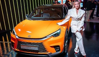 Hadise Londra'da Lexus'un Sanatsal Otoparkında LBX Cool ile Tanıştı