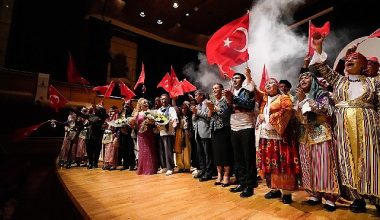 İzmirli muhtarlar Cumhuriyet'in 100'üncü yılı için yeniden sahneye çıktı