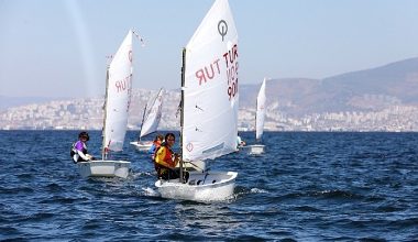 Narlıdere'den açılan yelkenler, İzmir Körfezi'nde görsel şölen yaşattı