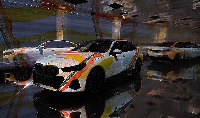 Yeni BMW i5, “The Electric AI Canvas” Enstalasyonuyla Contemporary Istanbul'da Sanatseverlerle Buluşuyor