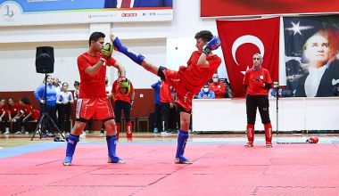 Bayraklı'da Cumhuriyet coşkusu sporla başladı!