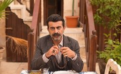 Dram ağırlıklı rollerde oynayan Erkan Bektaş bu kez komedi de