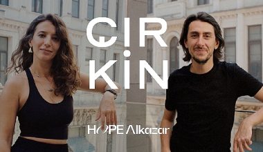 Hope Alkazar'ın İlk Tiyatro Oyunu Çirkin Kasım Ayında Sahnede