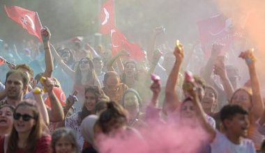 İzmirli gençler 100'üncü yıla Kültürpark'ta merhaba dedi