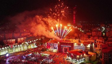 Keçiören'de Cumhuriyetin 100. Yılı kutlamaları muhteşem havai fişek gösterisiyle final yaptı
