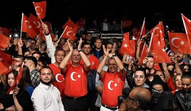 Kemer'de Bayrak Yürüyüşü ve Fener Alayı