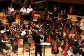Narlıdere Belediyesi çocuk senfoni orkestrası ve şefika kutluer, cumhuriyetin 100.yılı için sahne aldı