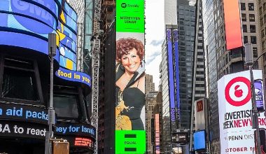 New York'ta bir 'Cumhuriyet Divası': Spotify'ın EQUAL Türkiye Ekim ayı elçisi Müzeyyen Senar New York Times Square'de