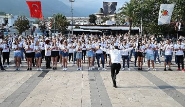 Önce Başkan'dan Zeybek, sonra 300 dansçıdan erik dalı