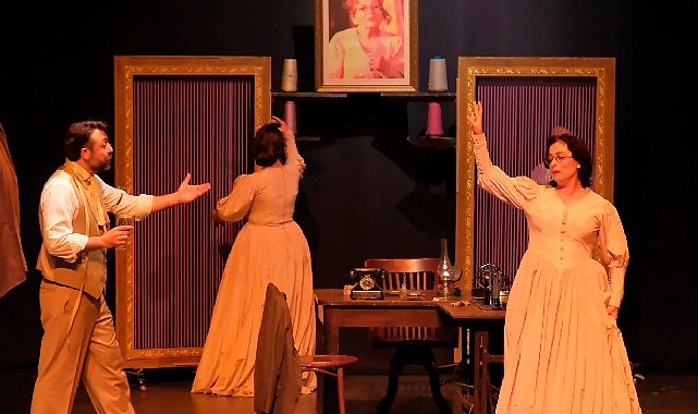 Şehir Tiyatroları Cumhuriyet'in 100. yılında ''Cumhuriyet'in Dört Kadını'' oyununu izleyicilerle buluşturdu