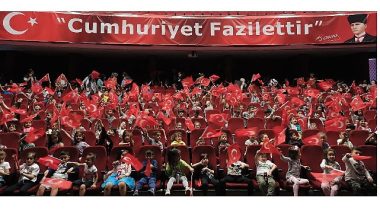 Şehir tiyatroları cumhuriyetin 100.yılını “benim güzel pabuçlarım” oyununu çocuklarla buluşturdu