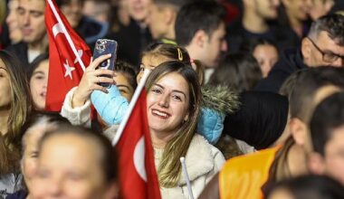 Büyükşehir Manuş Baba'yı Ula'da Vatandaşlarla Buluşturdu