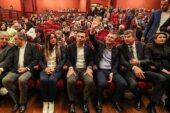 CHP lideri Özgür Özel, dünyaca ünlü soprano Pervin Chakar'ın Kadıköy'de verdiği konsere katıldı