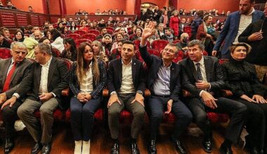 CHP lideri Özgür Özel, dünyaca ünlü soprano Pervin Chakar'ın Kadıköy'de verdiği konsere katıldı