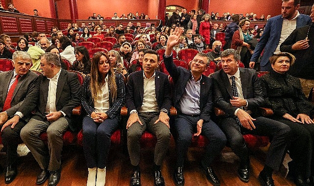 CHP lideri Özgür Özel, dünyaca ünlü soprano Pervin Chakar'ın Kadıköy'de verdiği konsere katıldı