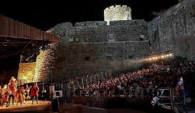Deli Dumrul oyunu Bodrum Kalesi'nde ayakta alkışlandı