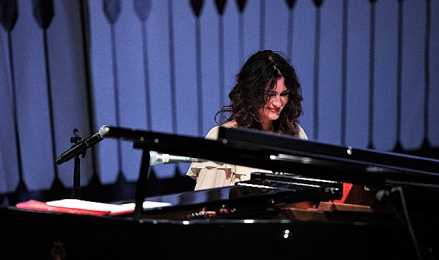Anjelika Akbar'dan muhteşem konser