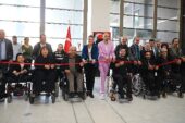Engelleri aşan sanatçı Alper Kocabıyık'ın resim sergisi açıldı