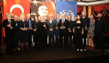 İsmet Küntay Tiyatro Ödülleri'nden Şehir Tiyatroları'na Cumhuriyetin 100. Yılı Özel Ödülü