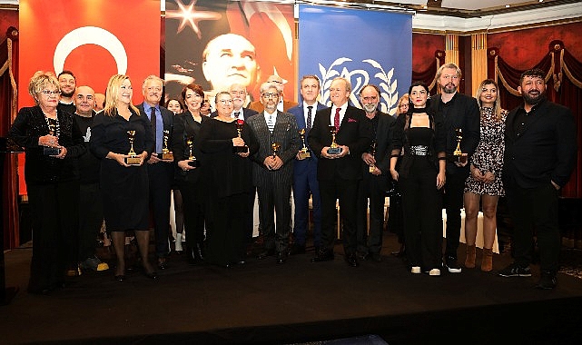 İsmet Küntay Tiyatro Ödülleri'nden Şehir Tiyatroları'na Cumhuriyetin 100. Yılı Özel Ödülü