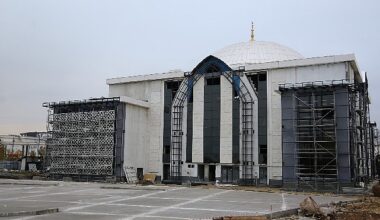 Kartepe'nin modern mimarili camisi yükseliyor