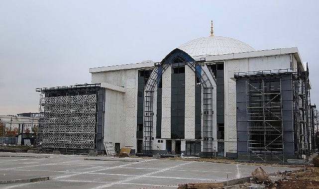 Kartepe'nin modern mimarili camisi yükseliyor