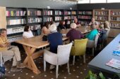 Öğretmen Başkan'dan Bayraklı'ya 6 Kitap Kafe