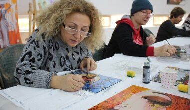 Bilge çınarlar, camaltı boyama eserleriyle yaşama tutunuyor