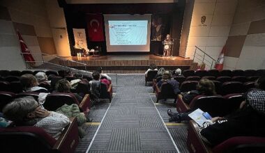 Karşıyaka sağlık söyleşilerinde otizm konuşuldu