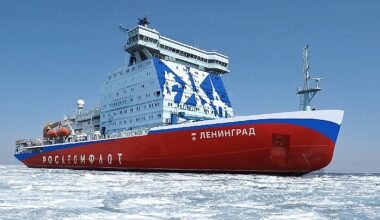 Rusya, Leningrad Buzkıranı'nı suya indirdi