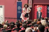 Aydın Büyükşehir Belediyesi Şehir Tiyatroları Tiyatroseverleri 'Şatonun Altında' Oyunuyla Buluşturdu