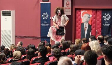 Aydın Büyükşehir Belediyesi Şehir Tiyatroları Tiyatroseverleri 'Şatonun Altında' Oyunuyla Buluşturdu