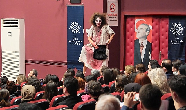 Aydın Büyükşehir Belediyesi Şehir Tiyatroları Tiyatroseverleri 'Şatonun Altında' Oyunuyla Buluşturdu