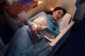 Emirates, Business Class yolcularını uzun uçuşlarda daha rahat ettirecek yeni uçak içi kıyafet setini tanıttı