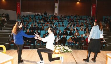 Harran Üniversitesi'nde Artiz Mektebi Tiyatro Oyunu Sahnelendi