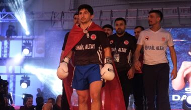 Kocaeli'de kick boks fırtınası esti;Dövüşçüler ringin tozunu attırdı